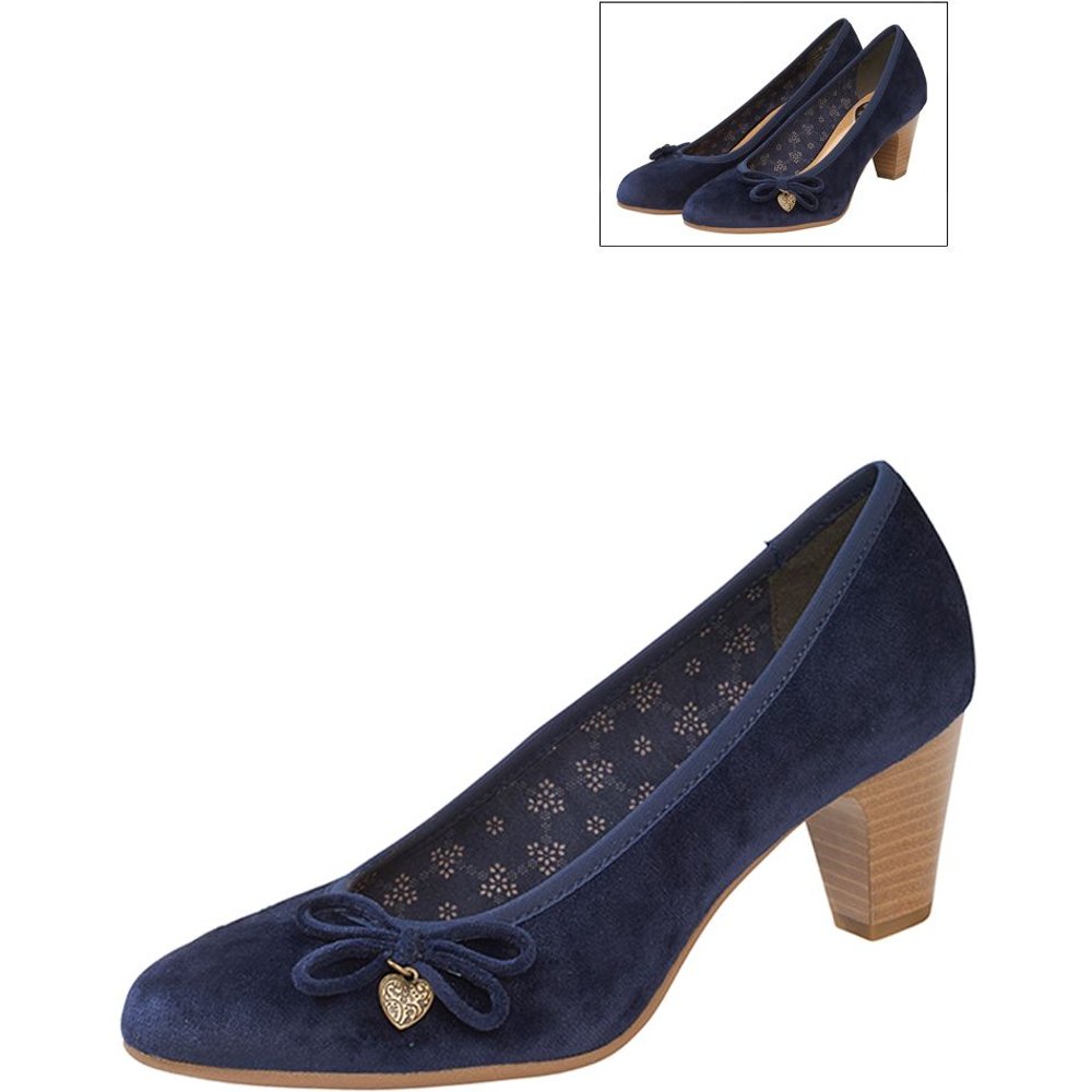 Dunkelblaue Pumps Susi in Wildleder-Optik von MOSER Trachten für Damen auf einem Volksfest