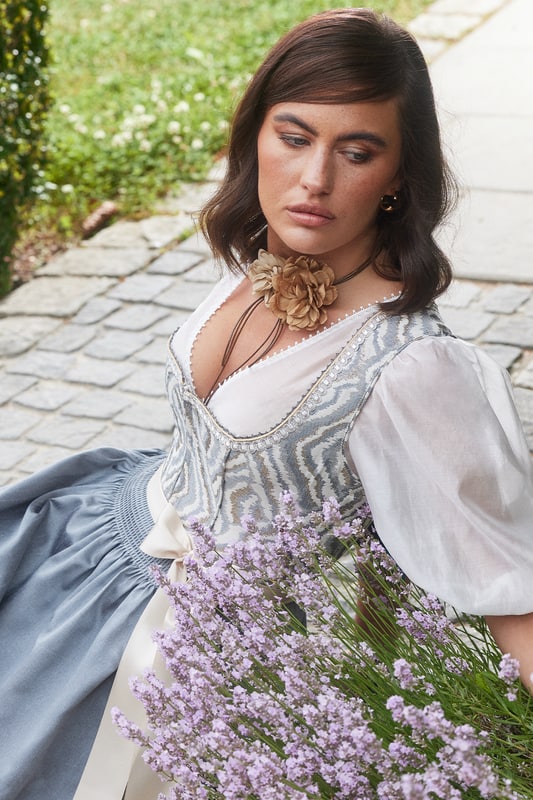 grau-Dirndl-Krueger-kaufen-3