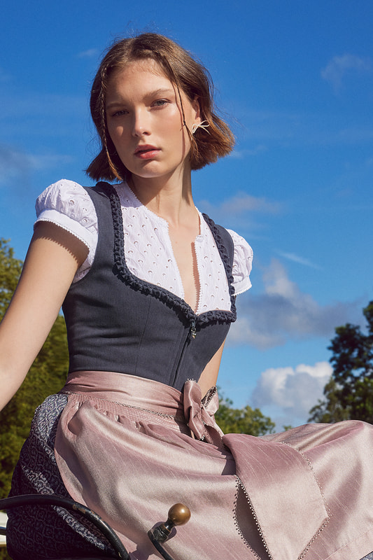 grau-Dirndl-Krueger-kaufen-3