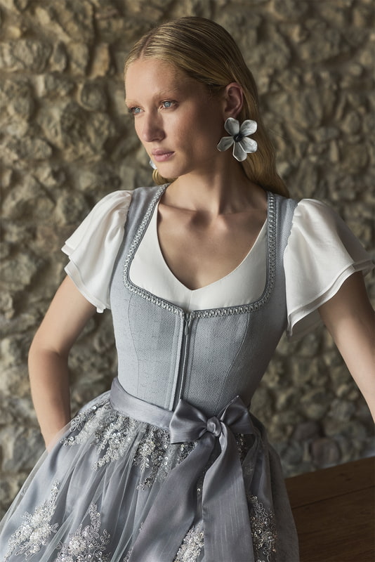 grau-Dirndl-Krueger-kaufen-3
