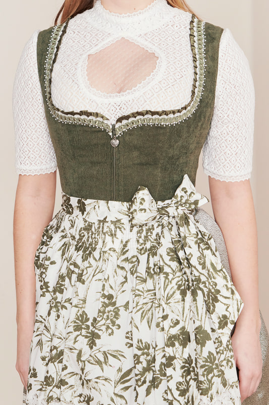 floralem Muster und Blumenschürze von Krüger